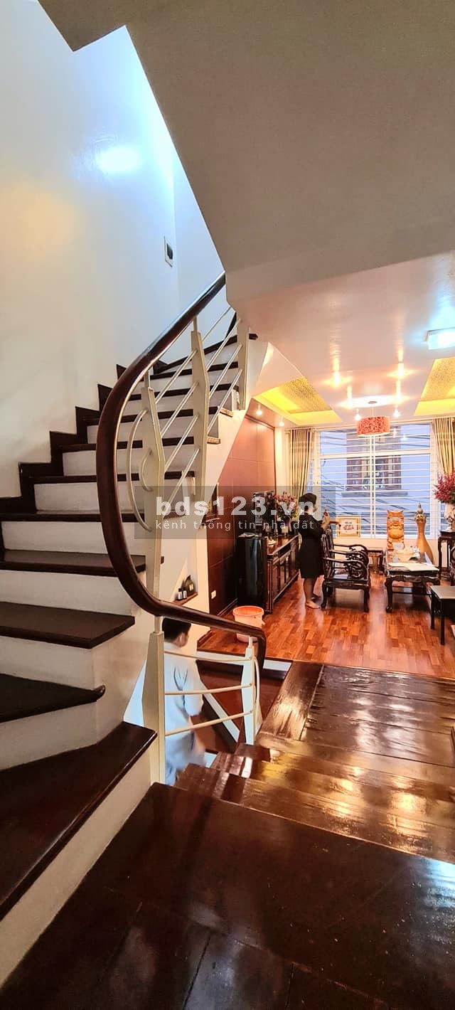 Hiếm nhà bán, nguyên căn diện tích 40m2 lô góc gần ô tô Quận Cầu Giấy giá bán nhỉnh 4 tỷ