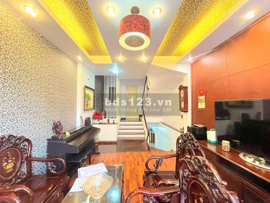 Hiếm nhà bán, nguyên căn diện tích 40m2 lô góc gần ô tô Quận Cầu Giấy giá bán nhỉnh 4 tỷ
