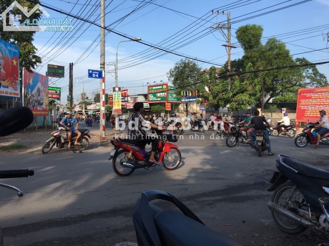 Chính chủ cần bán nền đất diện tích 300m2, gần siêu thị, khu công nghiệp giá tốt, tiện ích đủ
