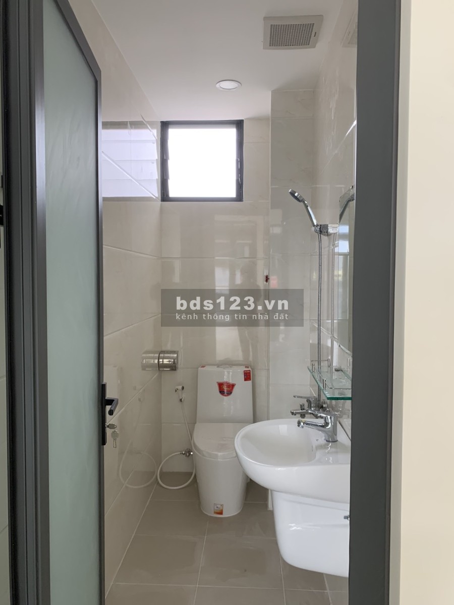 Kẹt tiền cần bán gấp nhà mặt tiền đường 3/2 mới xây 4 lâu giá bán 12 tỷ khu dân cư đông đúc