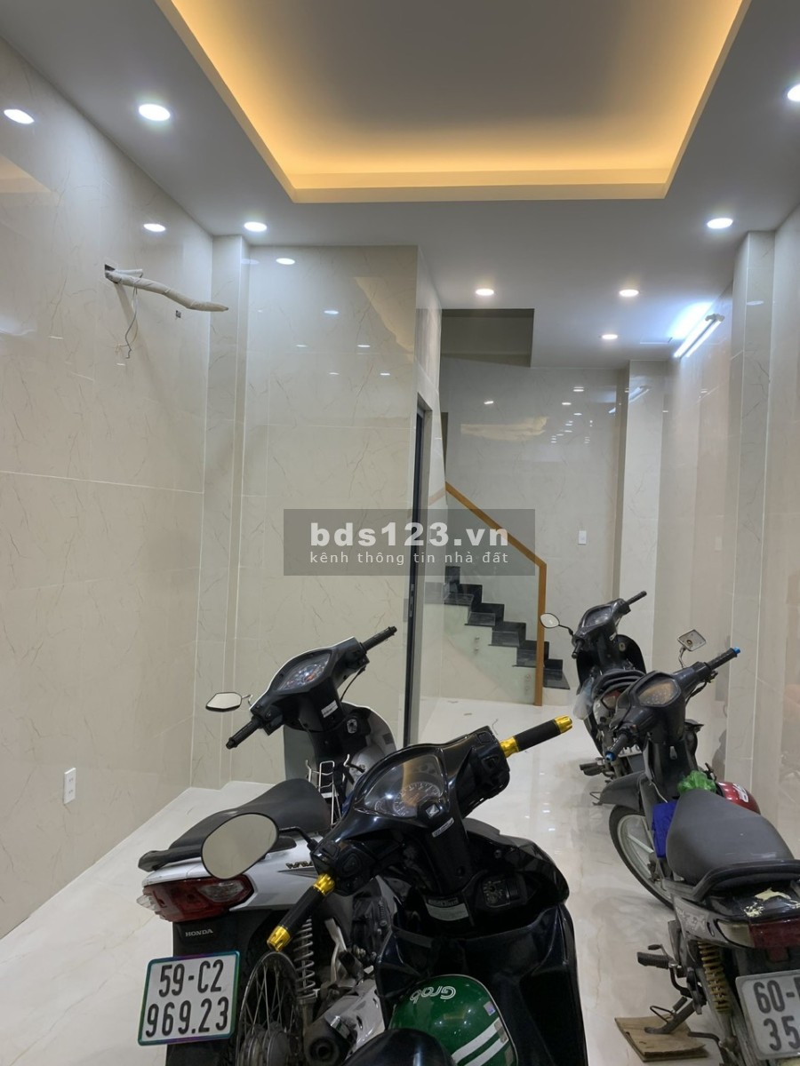 Kẹt tiền cần bán gấp nhà mặt tiền đường 3/2 mới xây 4 lâu giá bán 12 tỷ khu dân cư đông đúc