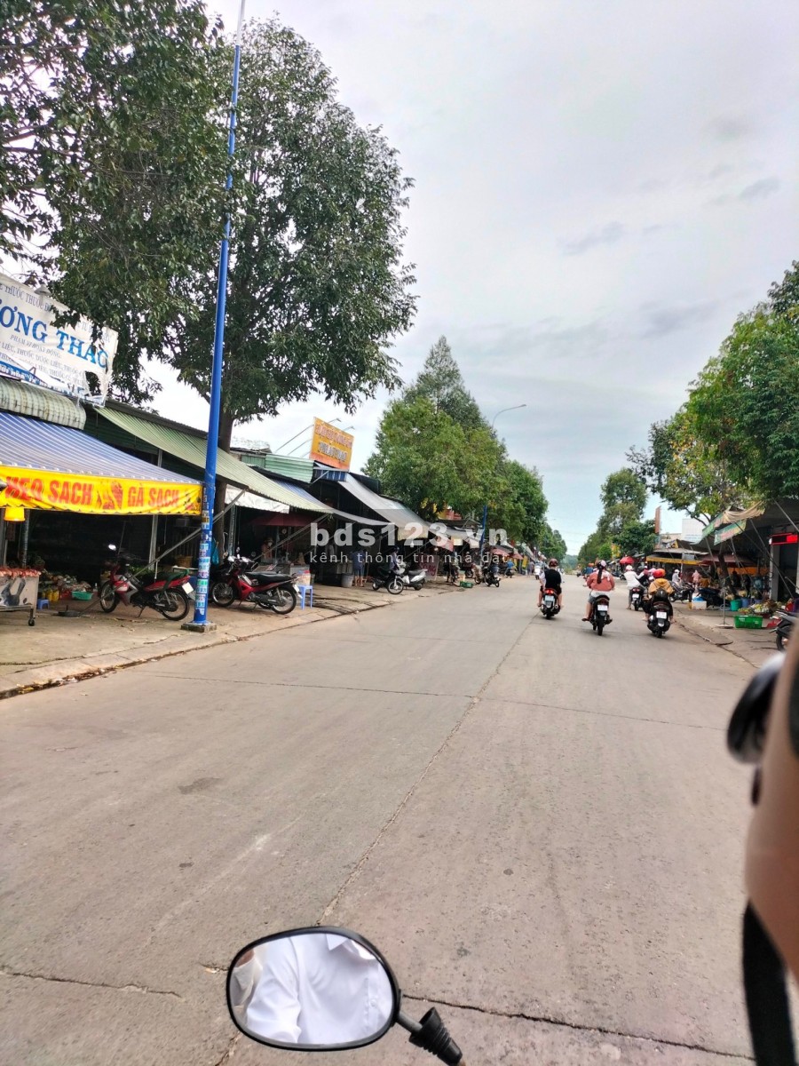 Chính chủ cần bán nền đất diện tích 300m2, gần siêu thị, khu công nghiệp giá tốt, tiện ích đủ