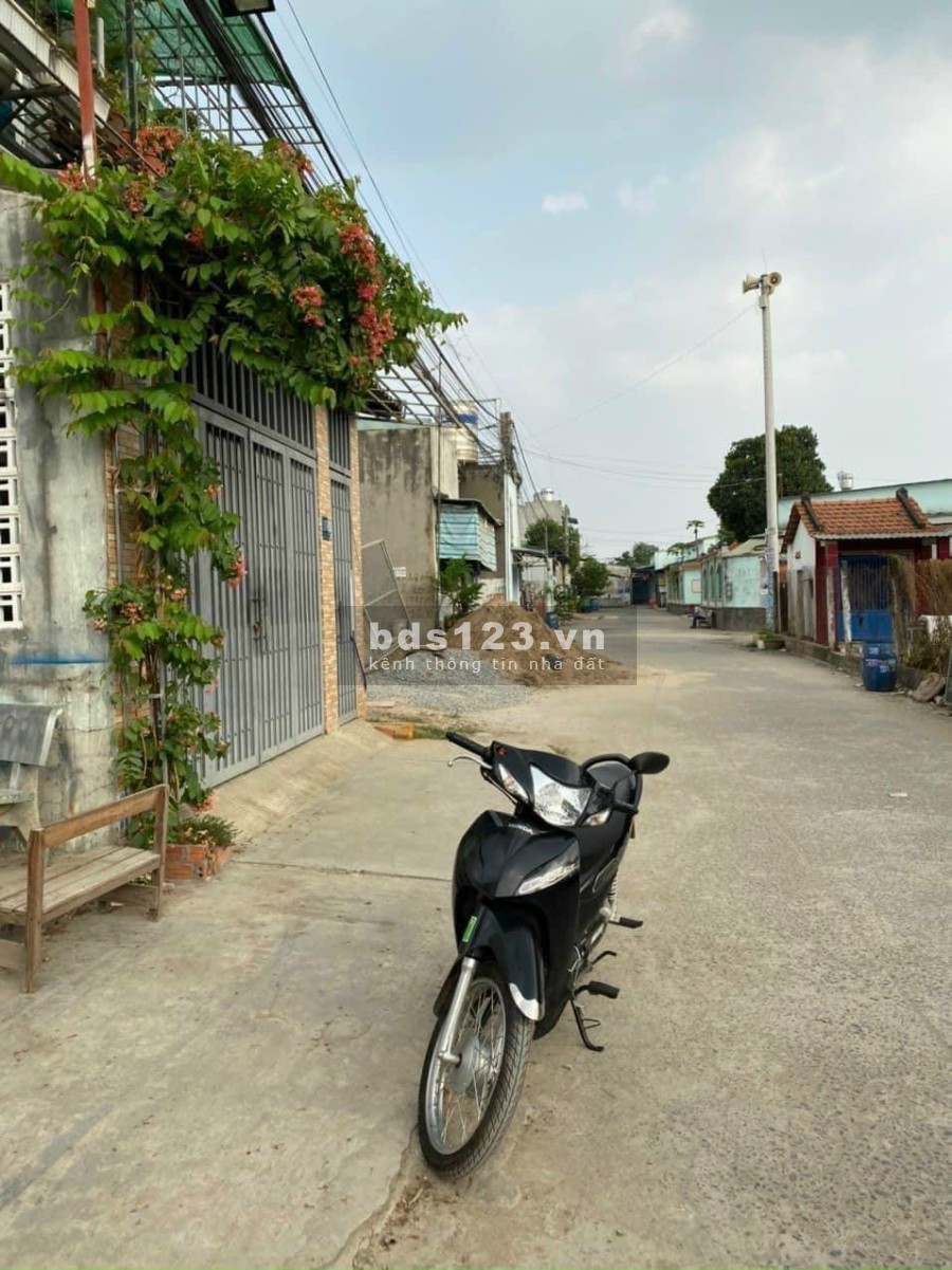 Chính chủ cần bán nền đất diện tích 300m2, gần siêu thị, khu công nghiệp giá tốt, tiện ích đủ