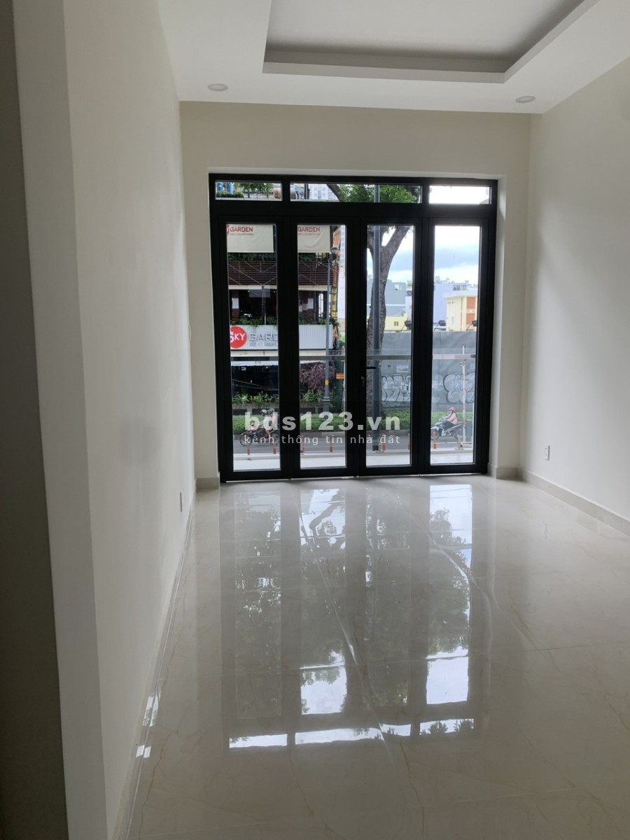 Kẹt tiền cần bán gấp nhà mặt tiền đường 3/2 mới xây 4 lâu giá bán 12 tỷ khu dân cư đông đúc