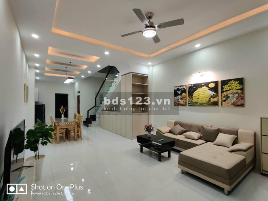 Nhà 1 trệt 1 lầu 100m2 sổ hồng riêng bán gấp giá bán 1.3 tỷ, khu dân cư đông đúc tiện ích đủ