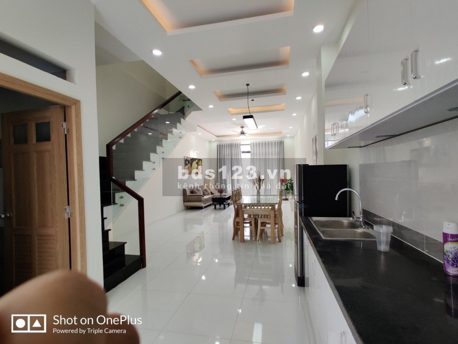 Nhà 1 trệt 1 lầu 100m2 sổ hồng riêng bán gấp giá bán 1.3 tỷ, khu dân cư đông đúc tiện ích đủ