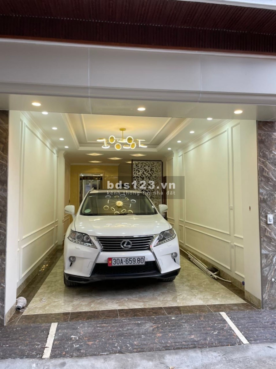 Biệt thự mặt hồ Hoàng Cầu, diện tích sử dụng 290m2, mặt tiền 8m, gara, hầm, giá bán 70 tỷ