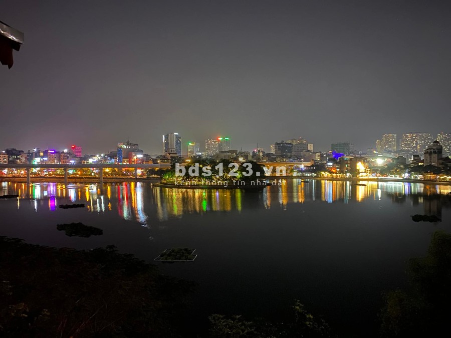 Biệt thự mặt hồ Hoàng Cầu, diện tích sử dụng 290m2, mặt tiền 8m, gara, hầm, giá bán 70 tỷ