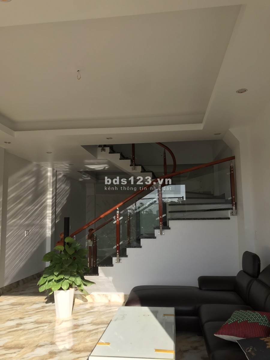 Em bán nhà 3 tầng mới xây ngõ 17b Cao Thắng, liên hệ 0826682282 sổ sẵn chính chủ, lhcc