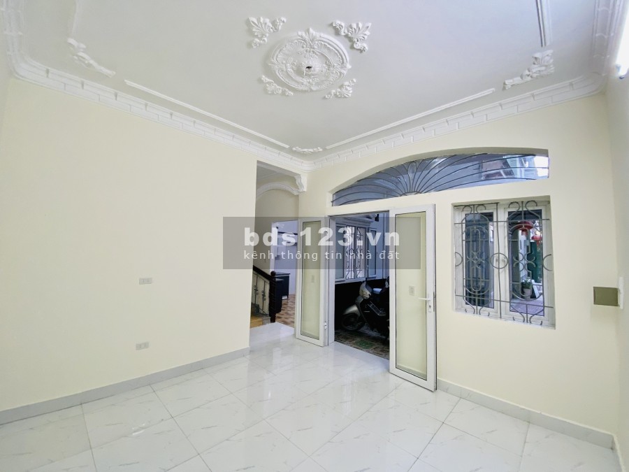 Bán nhà ngõ lửa hồng ô tô đỗ cửa sổ đỏ chính chủ, khu dân cư đông đúc, hướng tốt