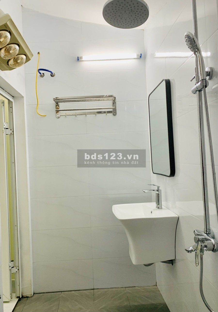 Bán nhà ngõ lửa hồng ô tô đỗ cửa sổ đỏ chính chủ, khu dân cư đông đúc, hướng tốt