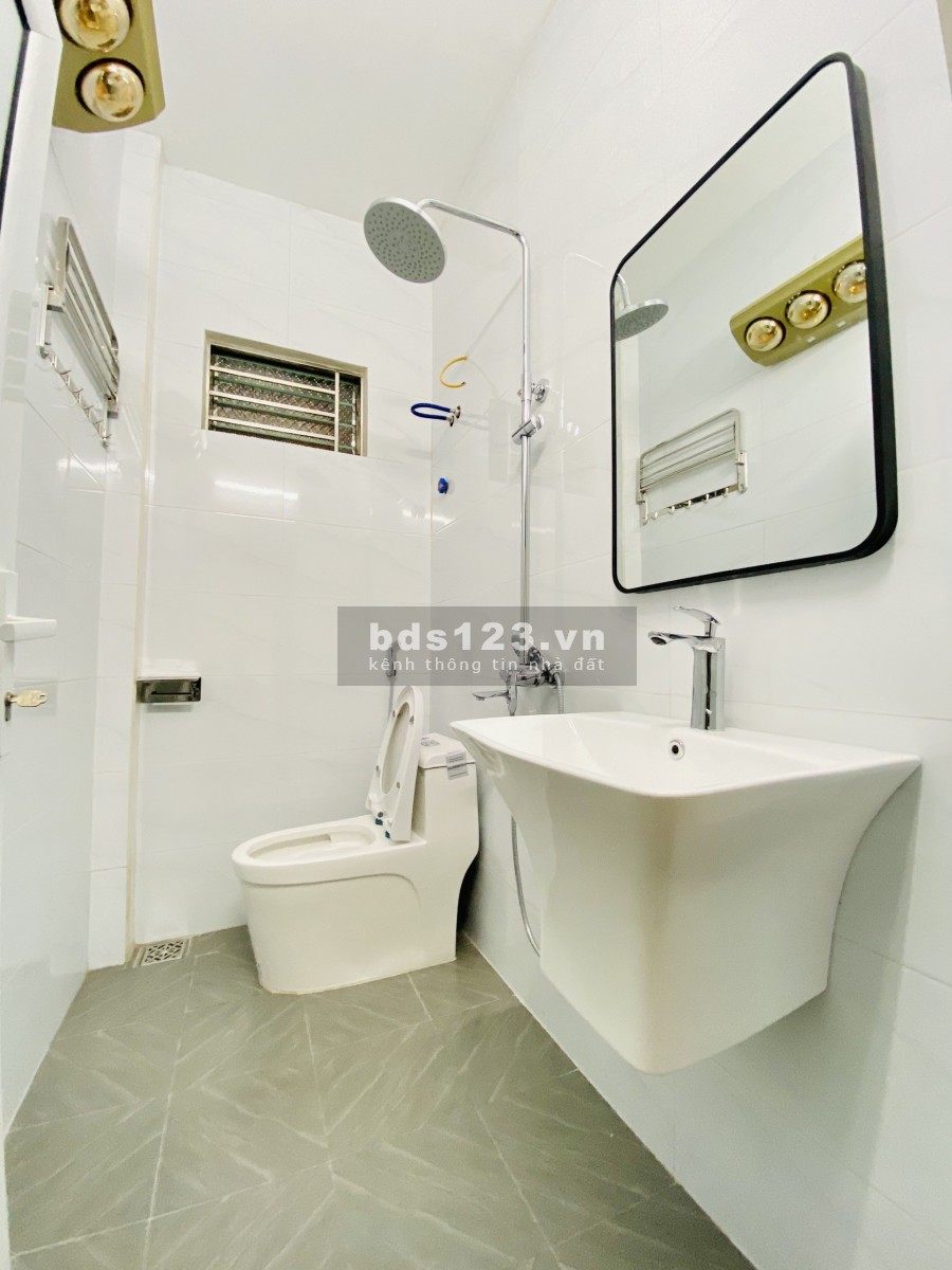 Bán nhà ngõ lửa hồng ô tô đỗ cửa sổ đỏ chính chủ, khu dân cư đông đúc, hướng tốt
