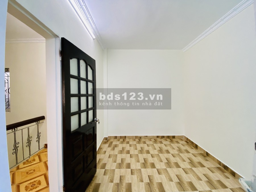 Bán nhà ngõ lửa hồng ô tô đỗ cửa sổ đỏ chính chủ, khu dân cư đông đúc, hướng tốt