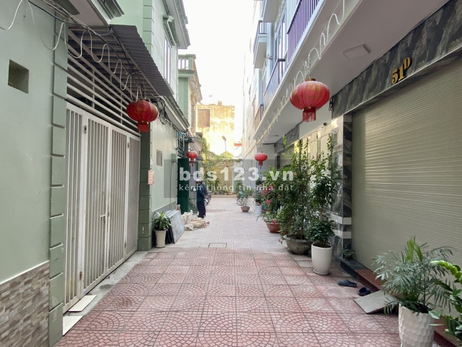 Bán nhà ngõ lửa hồng ô tô đỗ cửa sổ đỏ chính chủ, khu dân cư đông đúc, hướng tốt