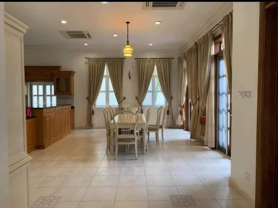 Chủ cần tiền nên bán gấp biệt thự diện tích lớn, Đường Đào Trí, Q7 1 trệt, 2 lầu mới xây,