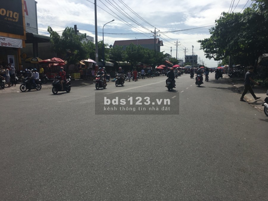 Đất diện tích lớn trong khu đô thị, đối diện chợ liên hệ xem đất 0967745969, giá đầu tư
