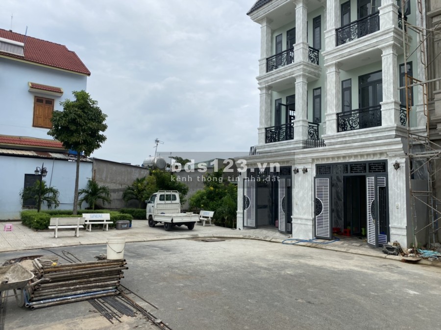 Bán nhà nguyên căn chính chủ 1 trệt 2 lầu đúc trung tâm thành phố Dĩ An, giá bán 2.989 tỷ