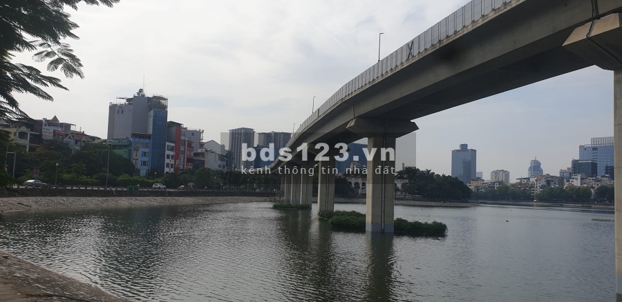 Bán nhà mặt phố Hoàng Cầu, Đống Đa, View hồ, diện tích sử dụng 51m2, MT4.9m, giá 23 tỷ