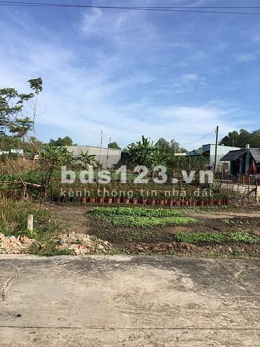 Bán nhà 1 trệt 1 lầu lô góc diện tích sử dụng 320m2 (15x22)m, nhà có sân vườn