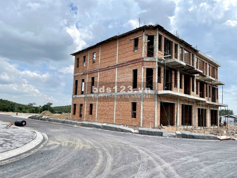 Bán lô đất mặt tiền ngay khu công nghiệp sông mây diện tích 100m2 đã có sổ bàn giao ngay