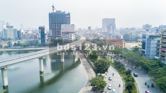 Bán nhà mặt phố Hoàng Cầu, Đống Đa, View hồ, diện tích sử dụng 51m2, MT4.9m, giá 23 tỷ