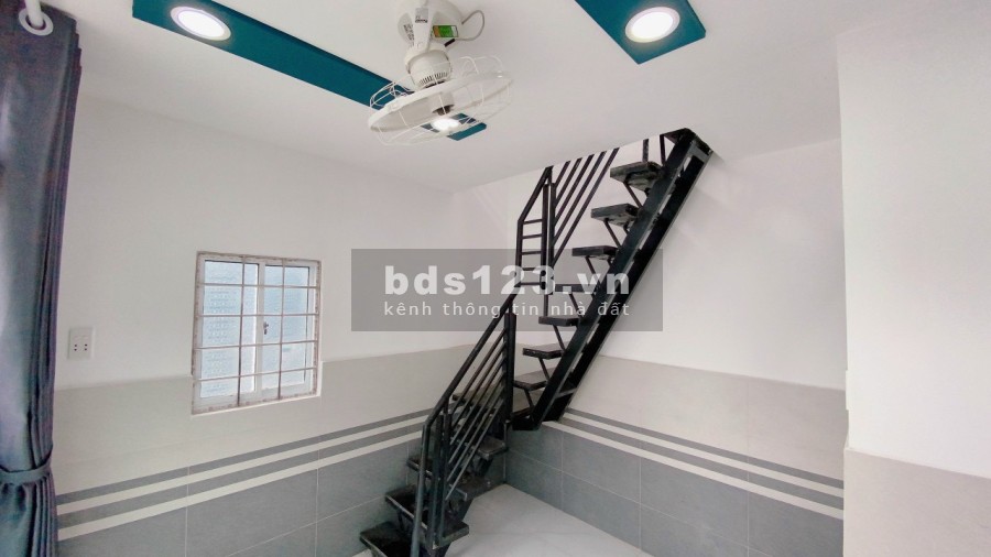 Nhà 2 mặt hẻm, thoáng mát, tổng diện tích sử dụng là 32m vuông. Giá 750 triệu. Giao dịch chính chủ