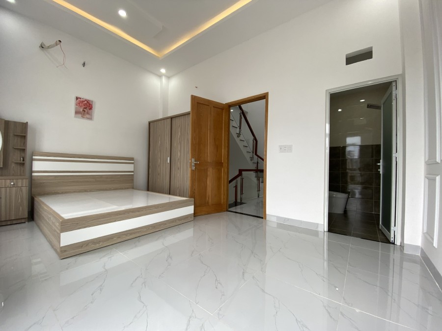 Bán nhà 2 lầu 1 trệt - sổ hồng riêng - Thuận An - Bình Dương