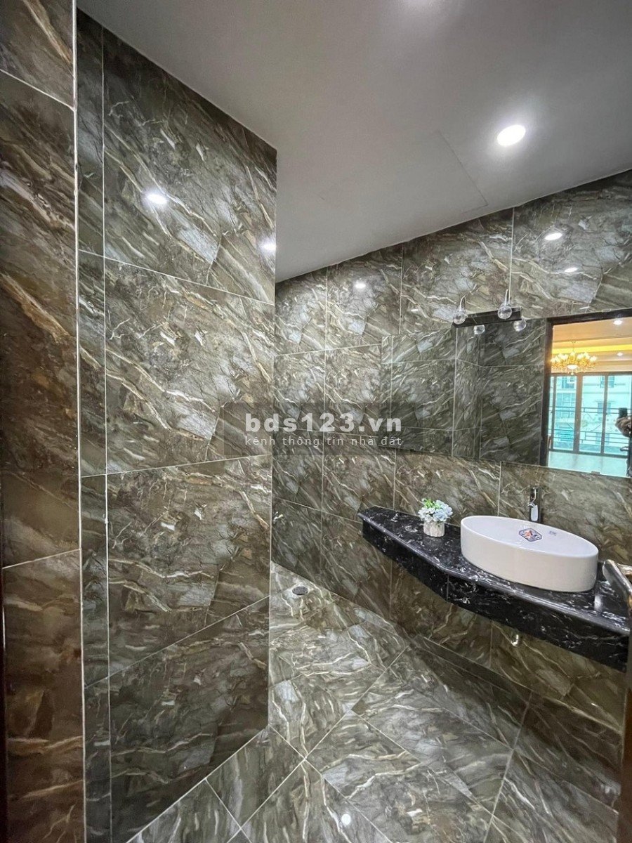 Bán nhà nguyên căn Thành Thái Quận Cầu Giấy, nhìn ra Công viên, 150m2x7 tầng, nhỉnh 50 tỷ