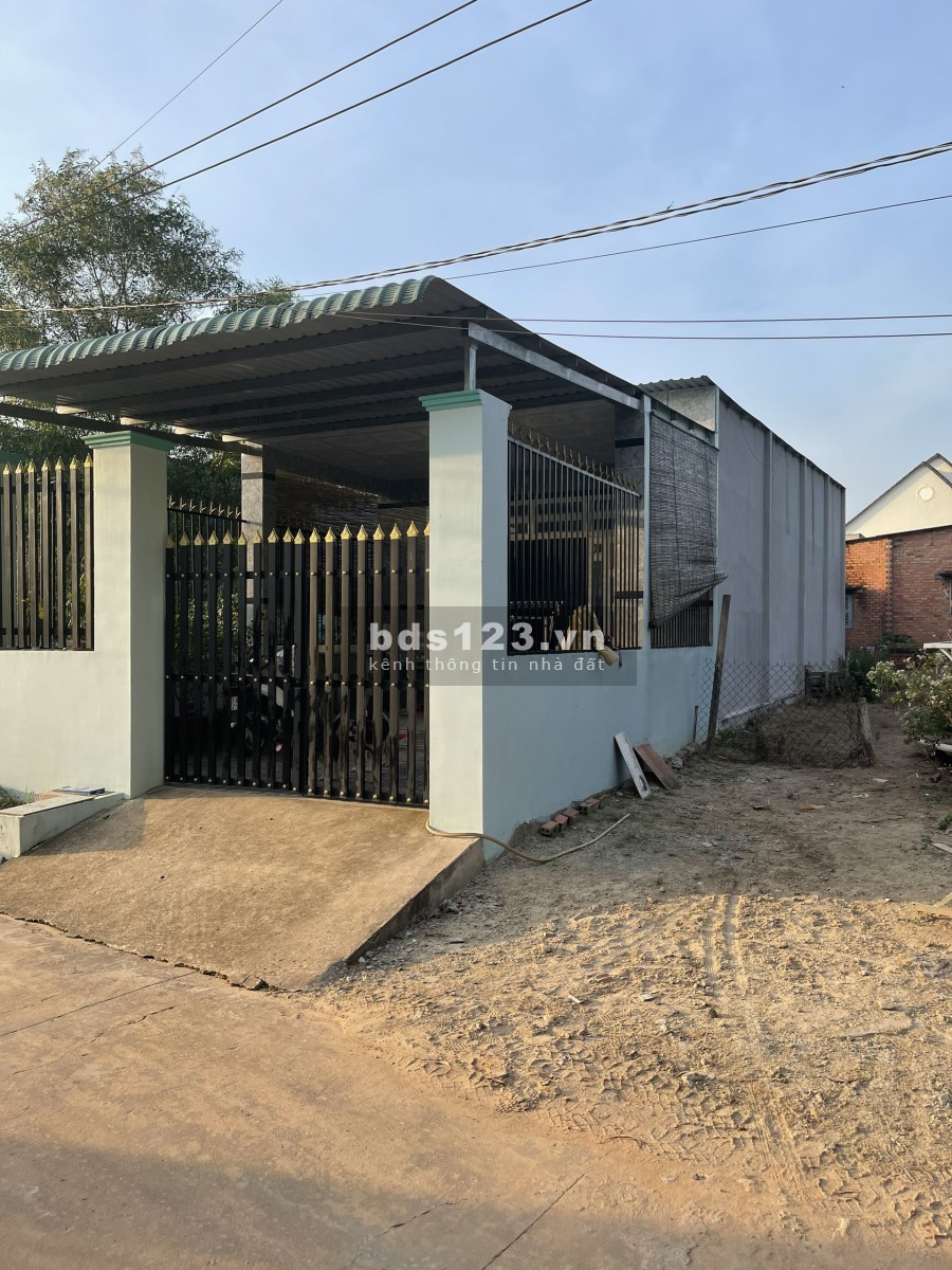 Chính chủ cần tiền trả nợ bán căn nhà sổ riêng có dt: 100m2(5x20) tc 100%,ngay chợ dân sinh