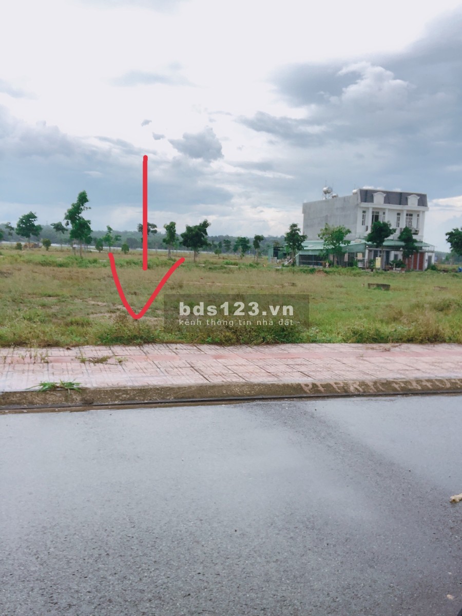Bán đất đối diện chợ Bến Cát, 100m2 tc100%, đường nhựa 13m, 900tr/nền