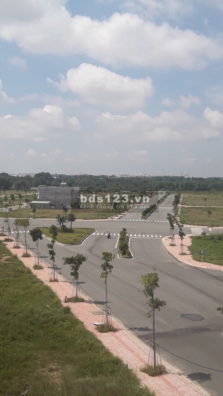 Bán đất đối diện chợ Bến Cát, 100m2 tc100%, đường nhựa 13m, 900tr/nền