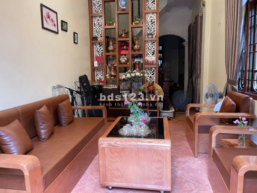 Vỡ nợ cần bán gấp nhà đường Lạc Long Quân dtsd 66m2, giá 8.3 tỷ, ô tô tránh nhau thoải mái