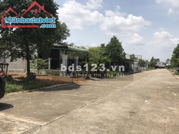 Gia đình xuất ngoại định cư nên cần bán lại lô đất mặt tiền 120m2(6x20m), dân đông, gần chợ KCN.