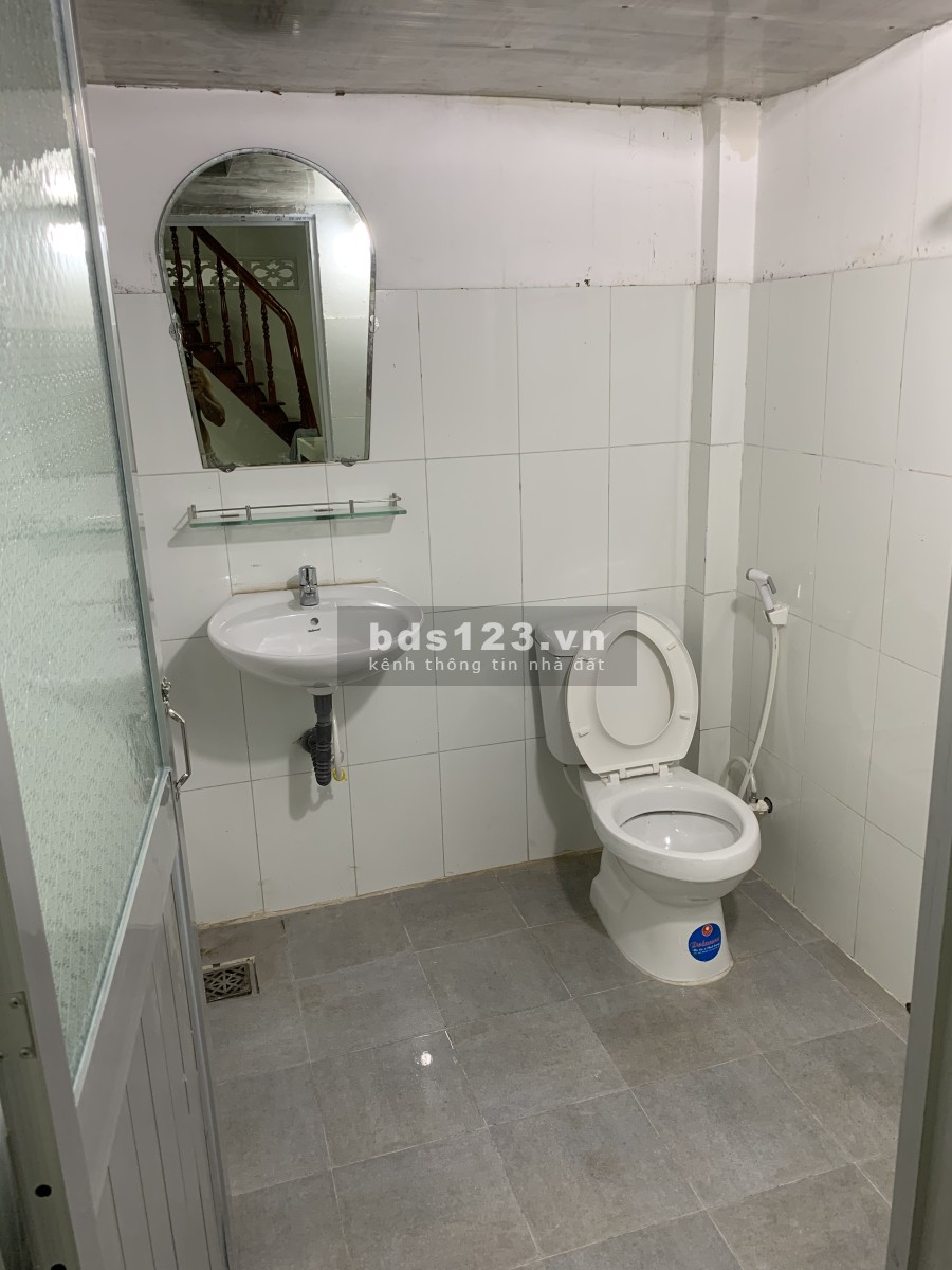 Cho thuê nhà nguyên căn, 62m2, 2PN, 1PK, 1 bếp, 1 WC, có sân để xe máy, khu vực rất an ninh