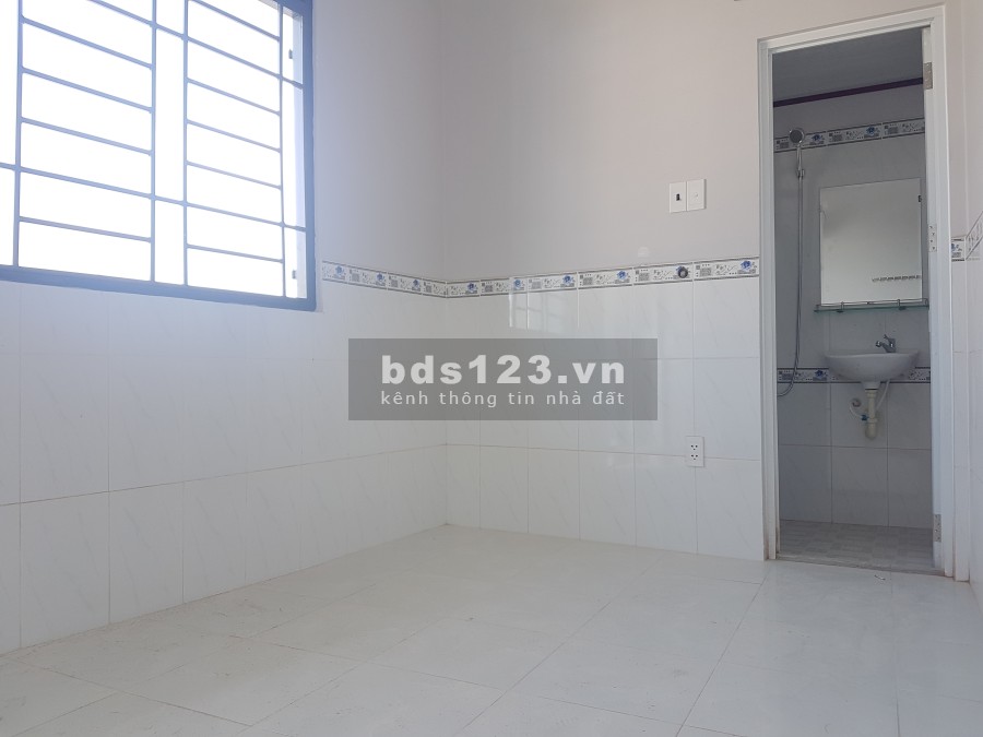 Nhà mới 100%. BAN CÔNG. WC Riêng. Đầy đủ tiện nghi FREE wifi, máy giặt, máy nóng lạnh