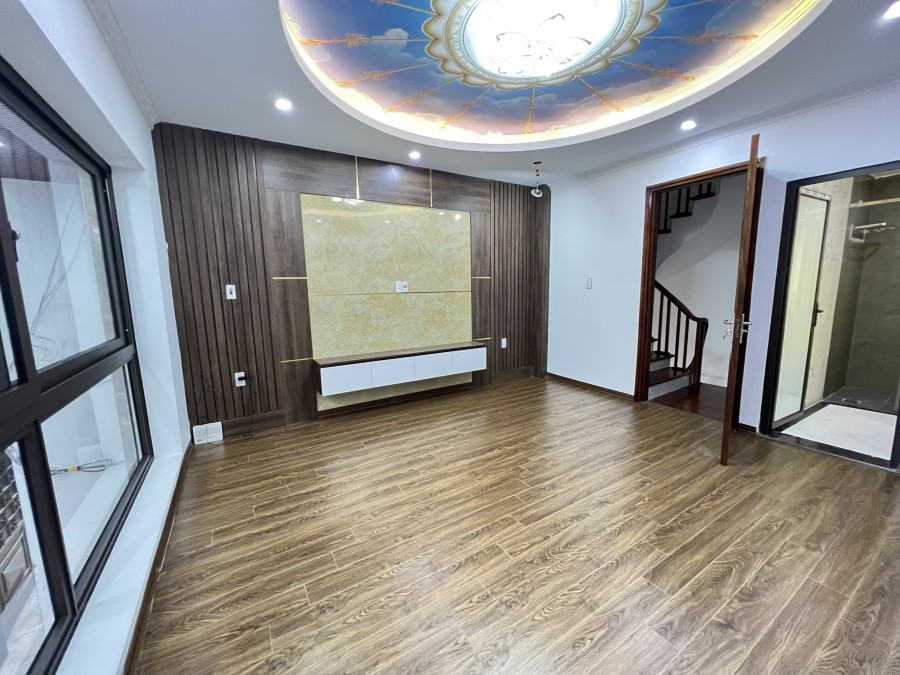 Bán nhà tuyệt đẹp cách mặt phố 20m tại Nguyễn Công Hoan, cạnh hồ Ngọc Khánh 40m2 5 tầng gía 5.6 tỷ