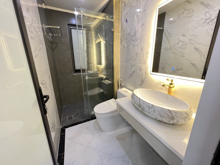 Bán nhà tuyệt đẹp cách mặt phố 20m tại Nguyễn Công Hoan, cạnh hồ Ngọc Khánh 40m2 5 tầng gía 5.6 tỷ
