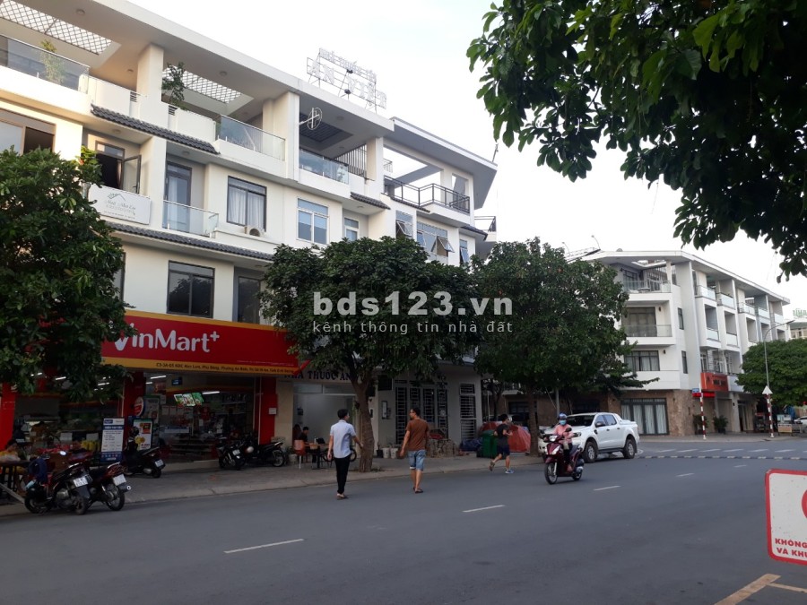 Bán nhà mặt tiền 1 trệt 3 lầu Him Lam Phú Đông, đang cho thuê 30 triệu/tháng, khu dân cư