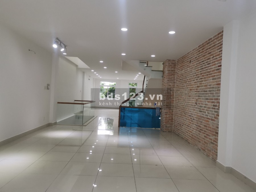 Cho thuê nhà phố Him Lam Phú Đông, 1 trệt, 3 lầu, 92.5m2, giá 25 tr/th, 0967.087.089