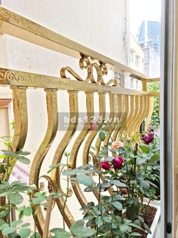 Cần bán gấp nhà nguyên căn nhà Tây Hồ Lạc Long Quân dtsd 30m2, 5 tầng đúc, giá bán 2.6 tỷ