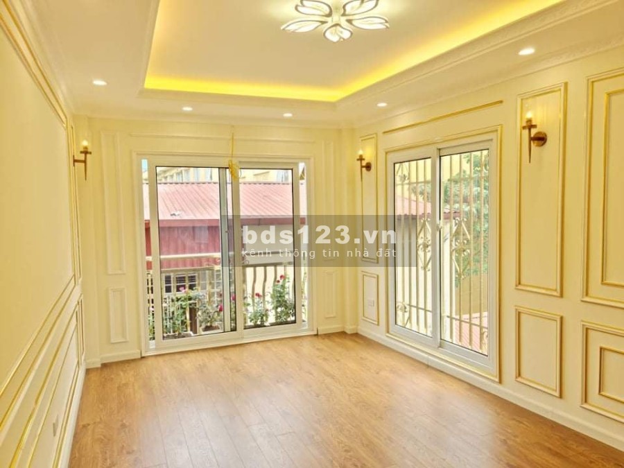 Cần bán gấp nhà nguyên căn nhà Tây Hồ Lạc Long Quân dtsd 30m2, 5 tầng đúc, giá bán 2.6 tỷ