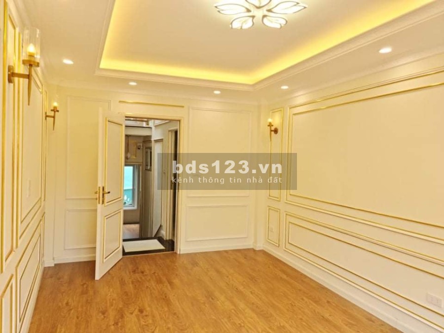 Cần bán gấp nhà nguyên căn nhà Tây Hồ Lạc Long Quân dtsd 30m2, 5 tầng đúc, giá bán 2.6 tỷ