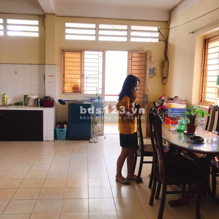 Cần nữ ở ghép Đinh Tiên Hoàng , Bình Thạnh, gần cầu bông, bờ kè thoáng mát