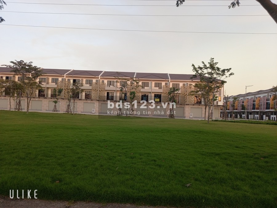 Bán căn shophouse mặt tiền đường Dân Chủ giá rẻ, ngân hàng hỗ trợ tới 70%, giá 4.11 tỷ