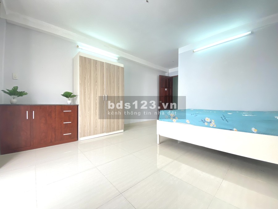 Cho thuê phòng có ban công full nội thất gỗ, bảo vệ 24/7, miễn phí dịch vụ, giá 4tr5