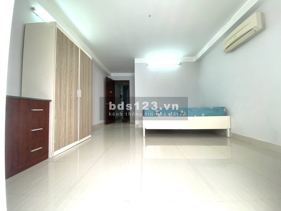 Cho thuê phòng có ban công full nội thất gỗ, bảo vệ 24/7, miễn phí dịch vụ, giá 4tr5