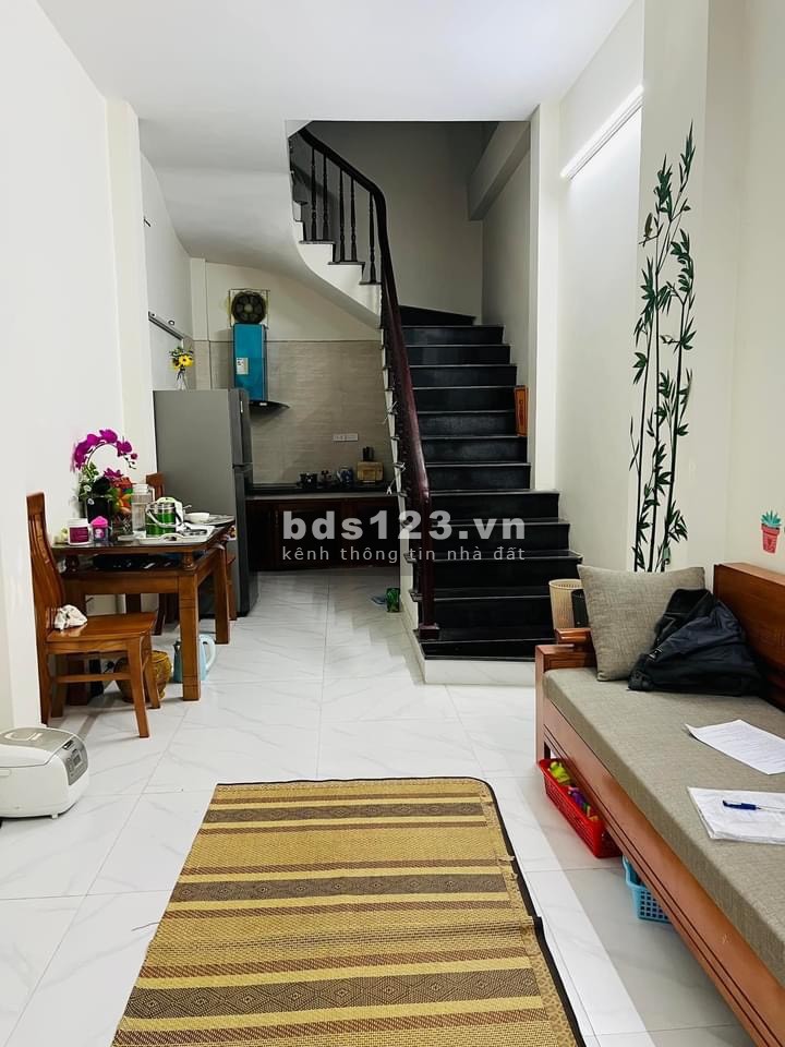 Bán nhà Ngõ 640 Nguyễn văn Cừ oto đỗ cửa diện tích sử dụng 32m2 giá bán 3,8 tỷ.