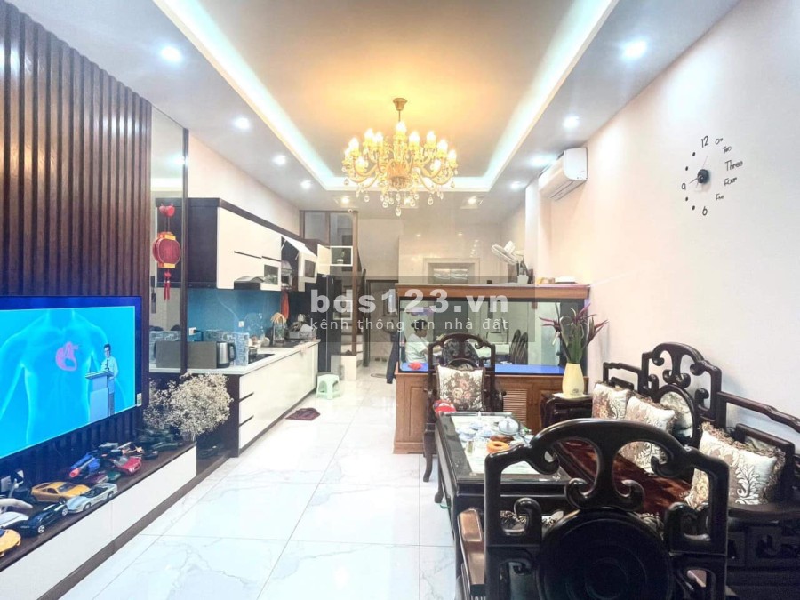 Nhà mới lung linh thang máy gần phố tặng đầy đủ nội thất, bán nhanh để chuyển chỗ ở gần công ty