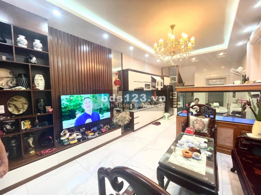 Nhà mới lung linh thang máy gần phố tặng đầy đủ nội thất, bán nhanh để chuyển chỗ ở gần công ty