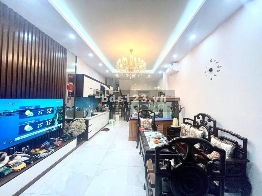 Nhà mới lung linh thang máy gần phố tặng đầy đủ nội thất, bán nhanh để chuyển chỗ ở gần công ty